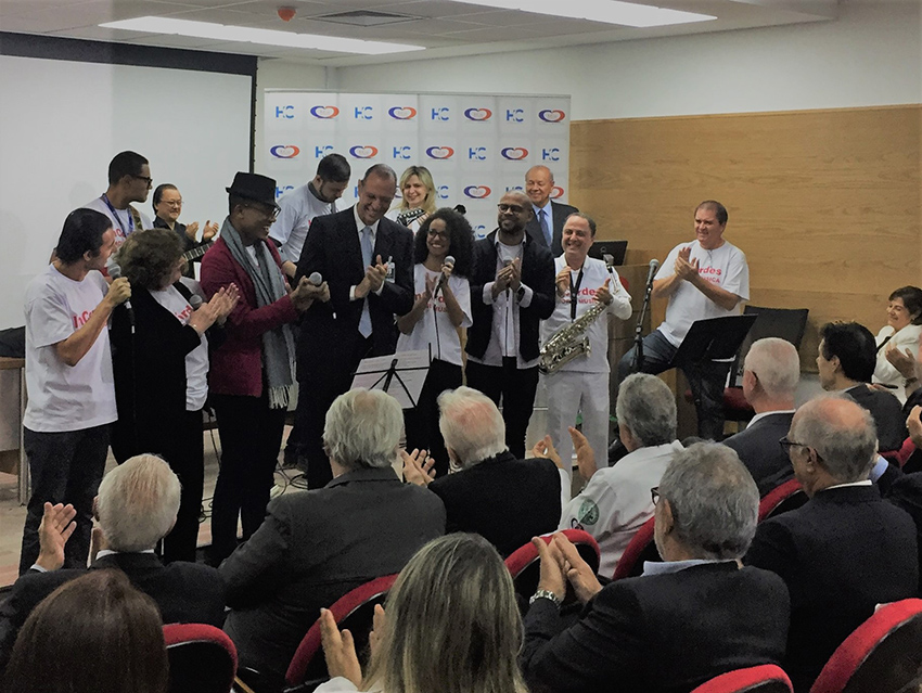 Os médicos Roberto Kalil Filho e Fabio Jatene celebraram o cinquentenário de um feito histórico. Foto: Divulgação