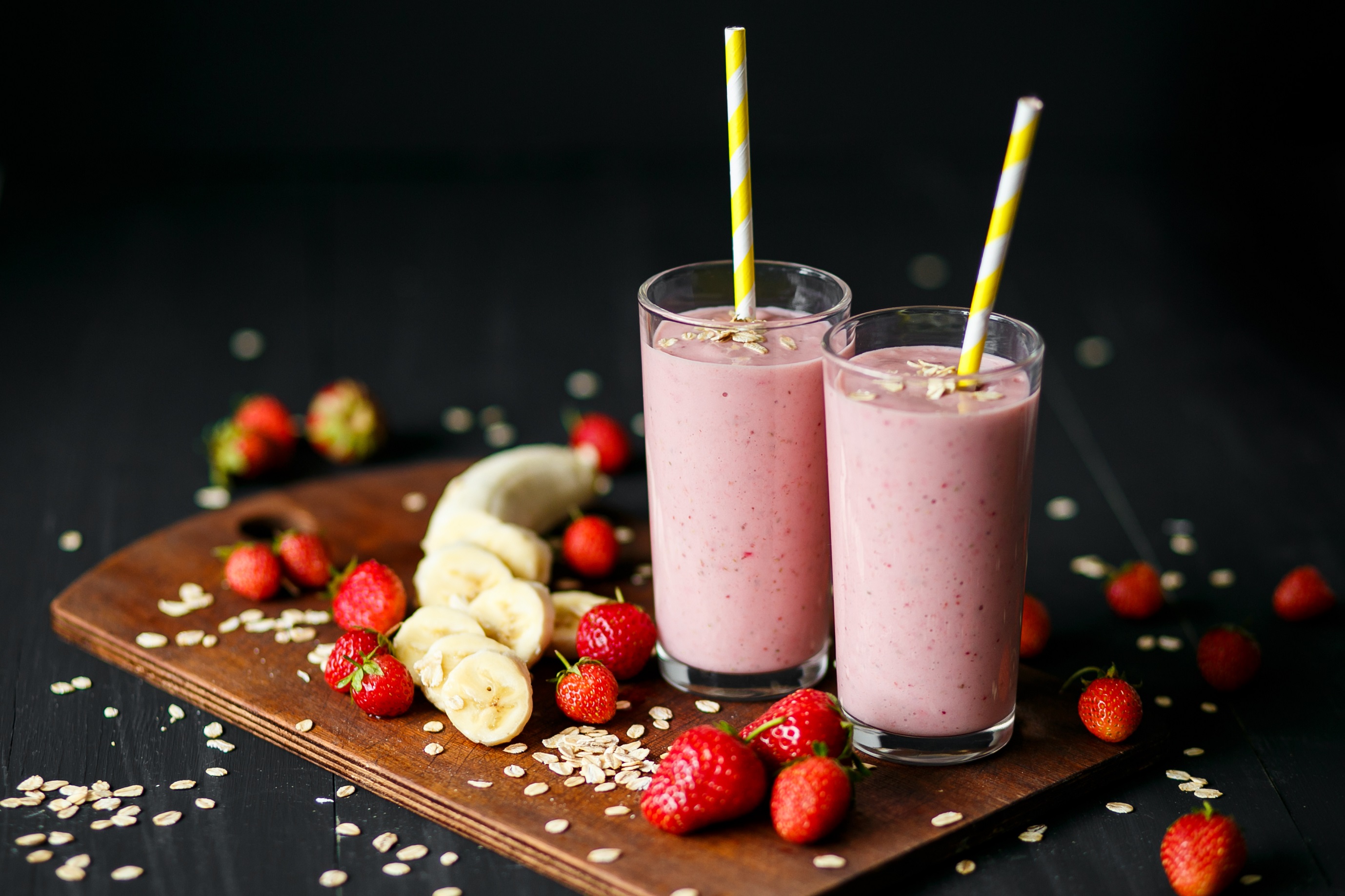 Prática para o café da manhã, vitamina de morango com aveia ajuda no controle do colesterol e fornece vitaminas para o corpo - Foto: Shutterstock