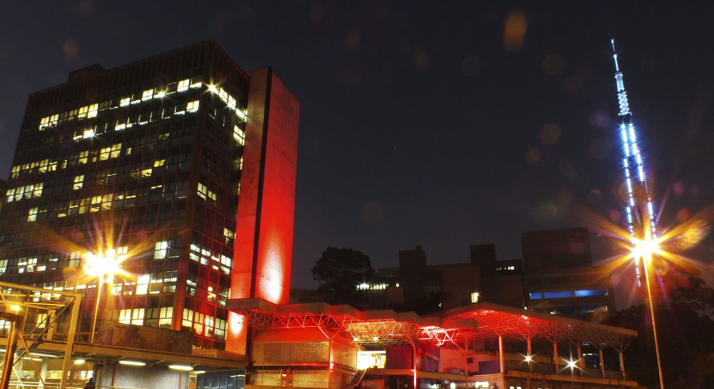 Prédio do Instituto do Coração (InCor), em São Paulo, iluminado no "Setembro Vermelho" - Foto: Sérgio Cruz