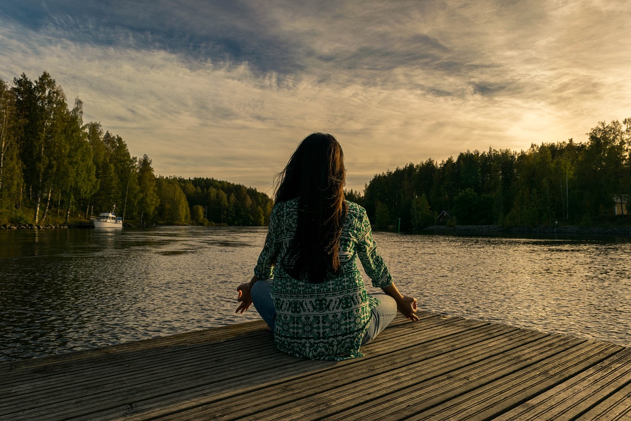 Praticar meditação ajuda a aliviar o estresse - Foto: Pixabay (CCommons)